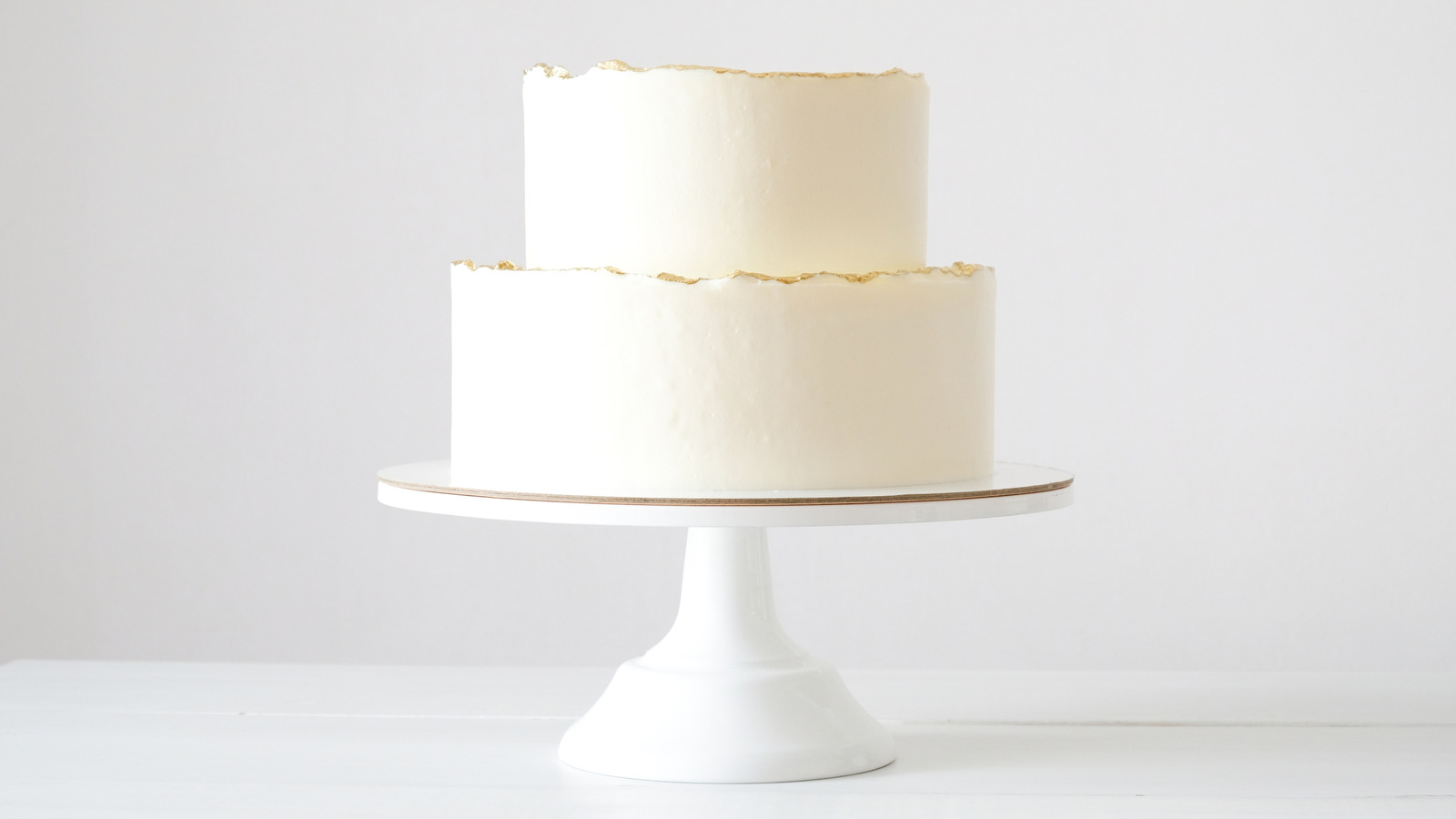 Pushing Straws Into Cake Tiers Helps Every Layer Stand Tall